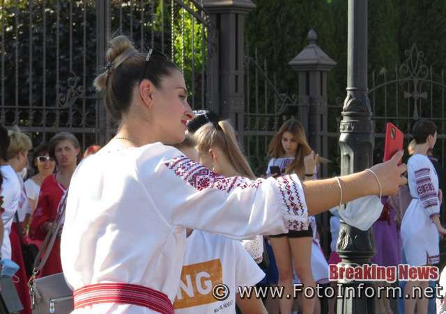 У Кропивницькому сотні містян вийшли на парад вишиванок (фоторепортаж)